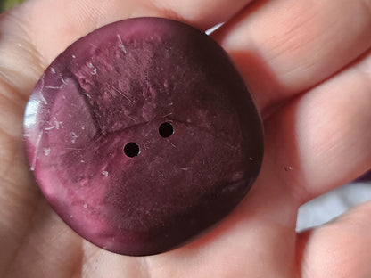 Gros bouton vintage violet texturé cambré trous 4 cm G17O