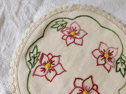 Napperon ancien broderie main jamais utilisé fleur couleur lin 19,5 cm B6