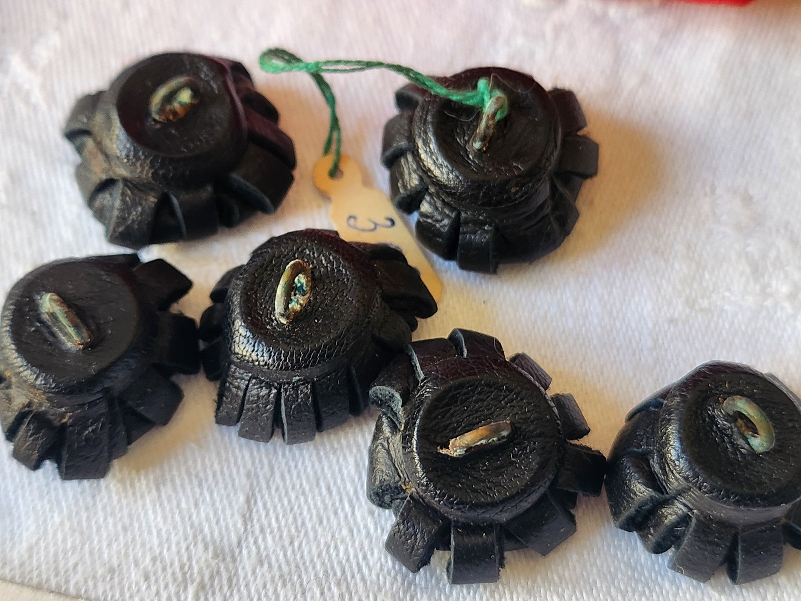 Lot 6 superbes boutons anciens en cuir parurier pied 2,3/2,4 cm ref 763