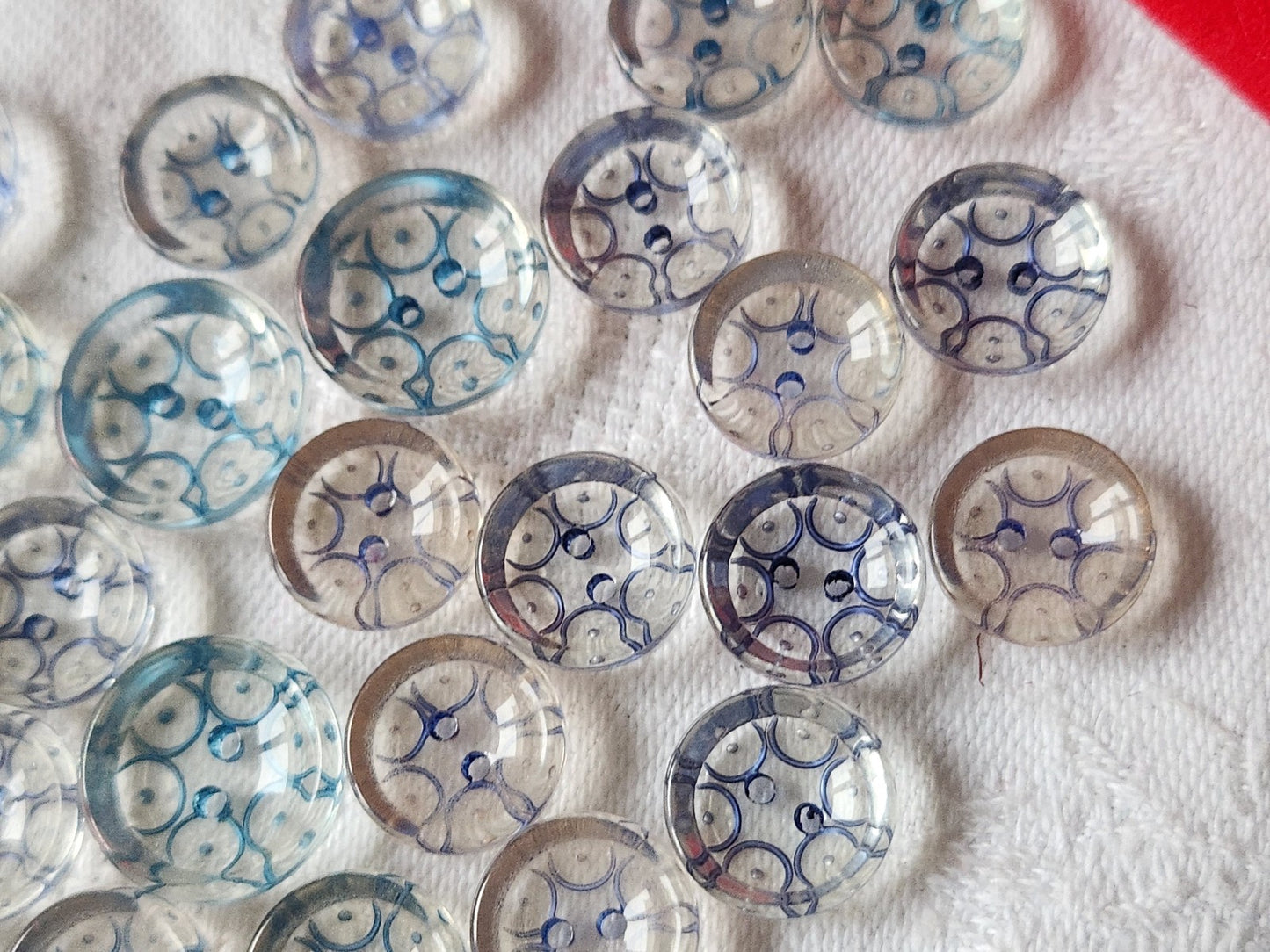 Lot 32 boutons anciens lucite tons bleu motif panaché 1,2 à 1,5 cm ref 2353