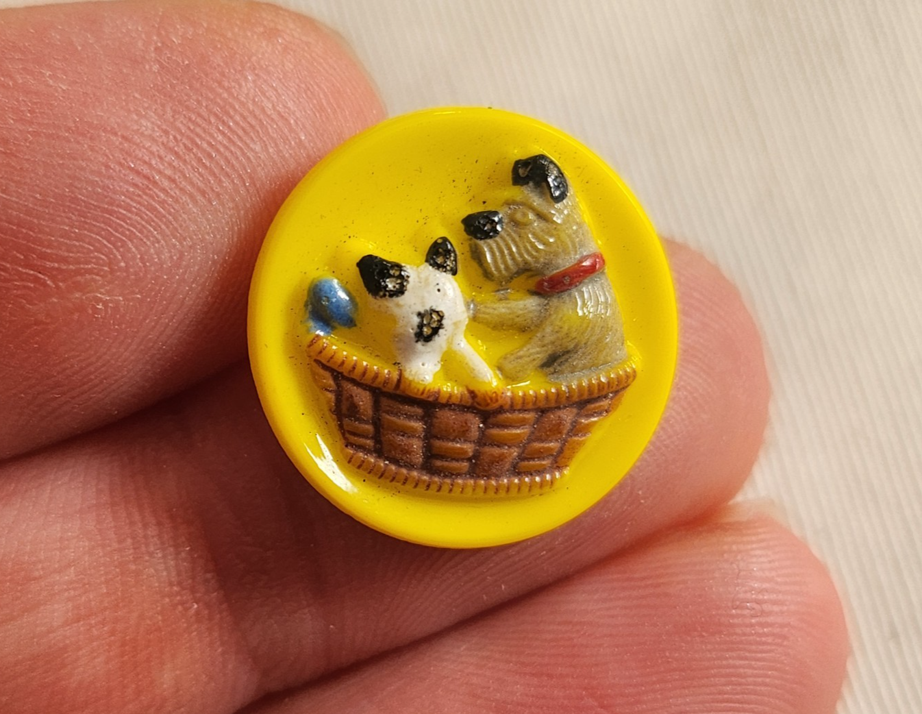 Collection bouton ancien en verre jaune peint chien chiot panier 1,8 cm G7G