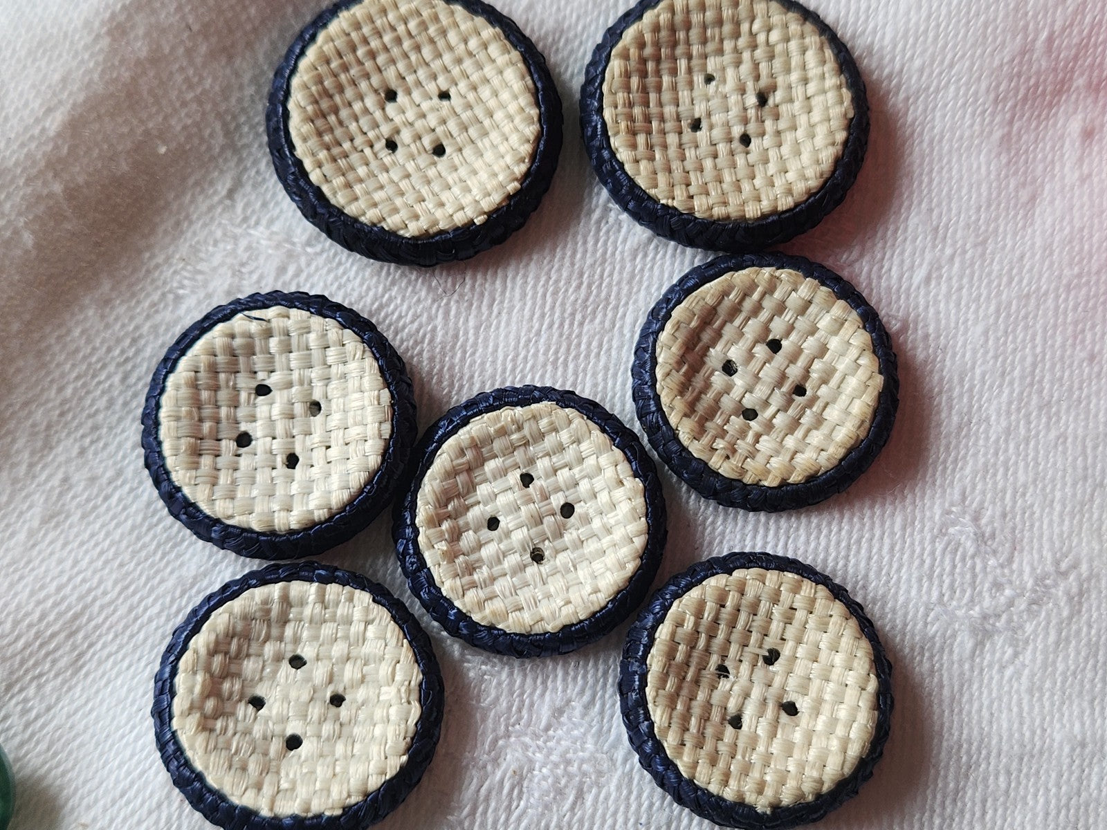 Lot 7 boutons anciens en rafia bleu passementerie 2 et 2,3 cm ref 3561