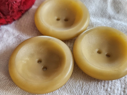 Trio gros et épais boutons vintage beige à trous  3,2 cm ref 5413