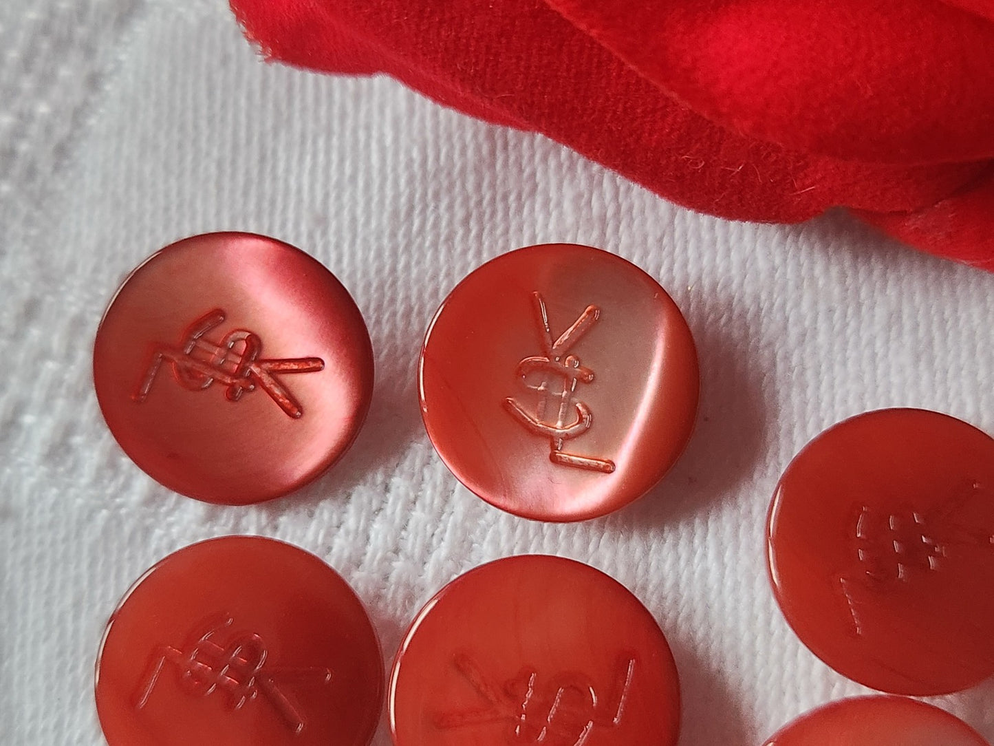 Lot 8 boutons vintage en nacre rose/ rouge YSL 1,4 cm pied panaché  ref 5249
