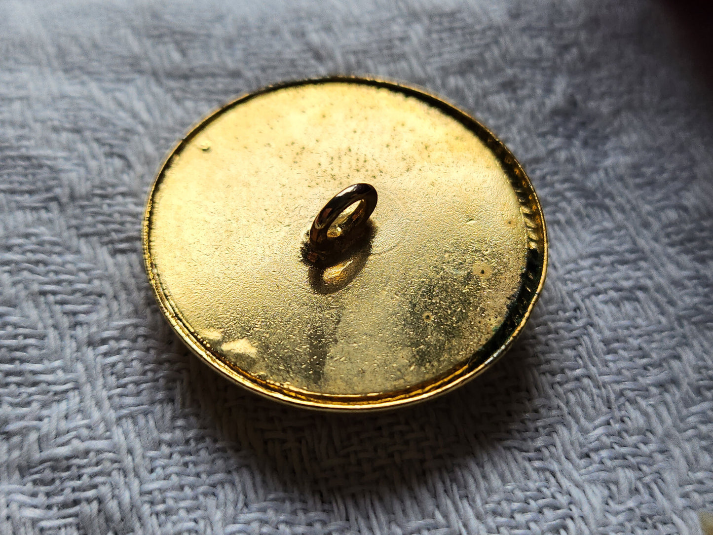 Bouton vintage  métal doré coeur noir haute couture 2,5 cm ref 6144