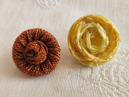 Duo boutons anciens rafia et rafia? jaune marron 1,9 et 2,1 cm G12H