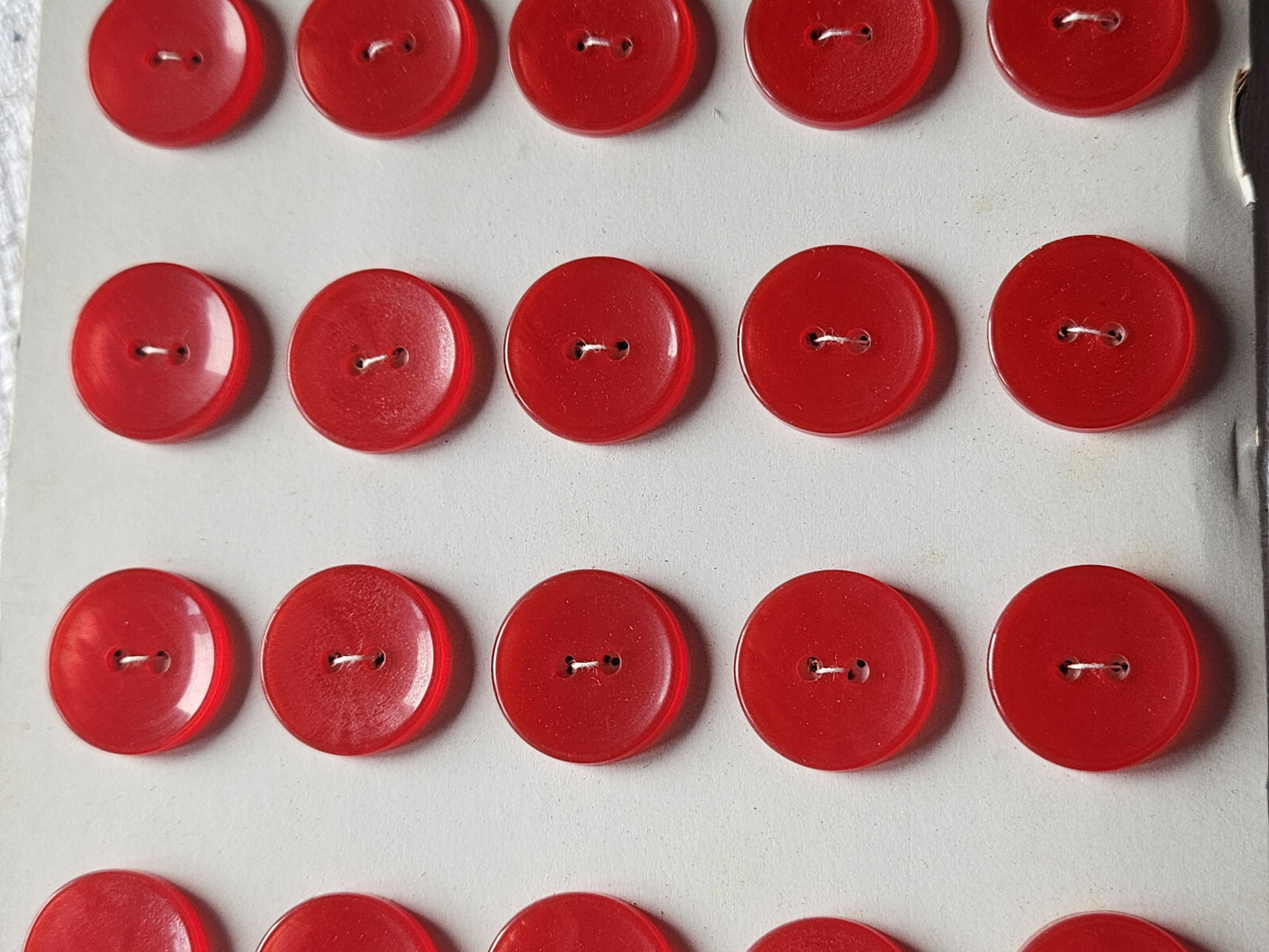 Plaque lot de 25 boutons vintage rouge 1,7 cm trous