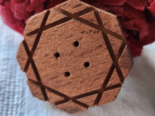 Gros bouton ancien en bois ciselé marron  3,6 cm D12J