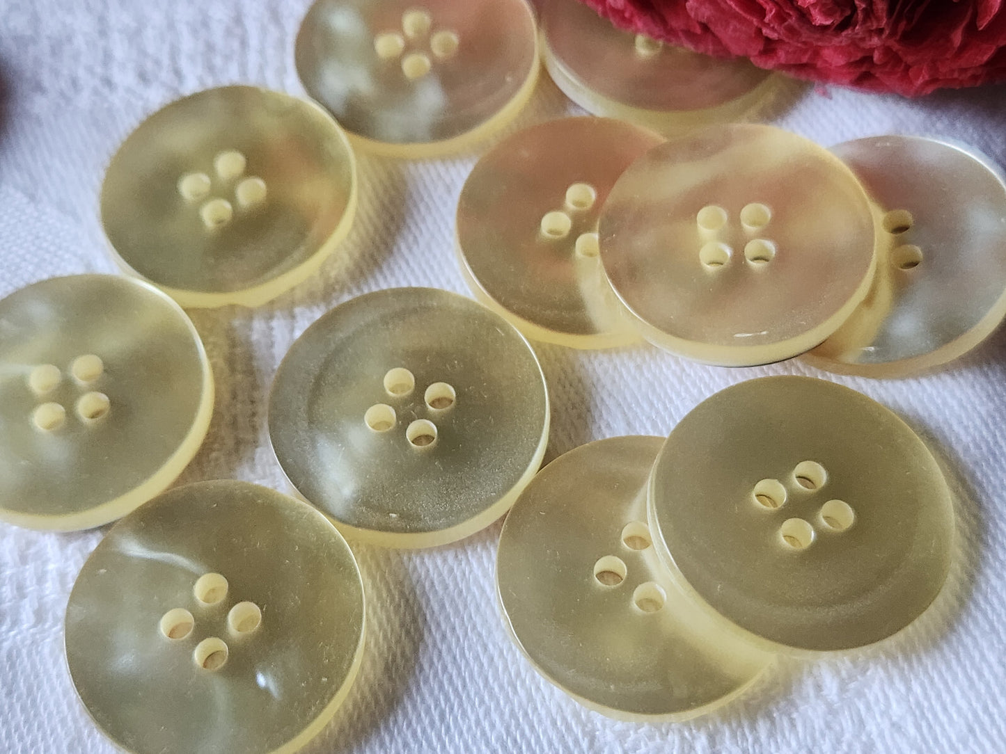 Lot 10 boutons vintage beige imitation nacre 2,2 cm ref 2315