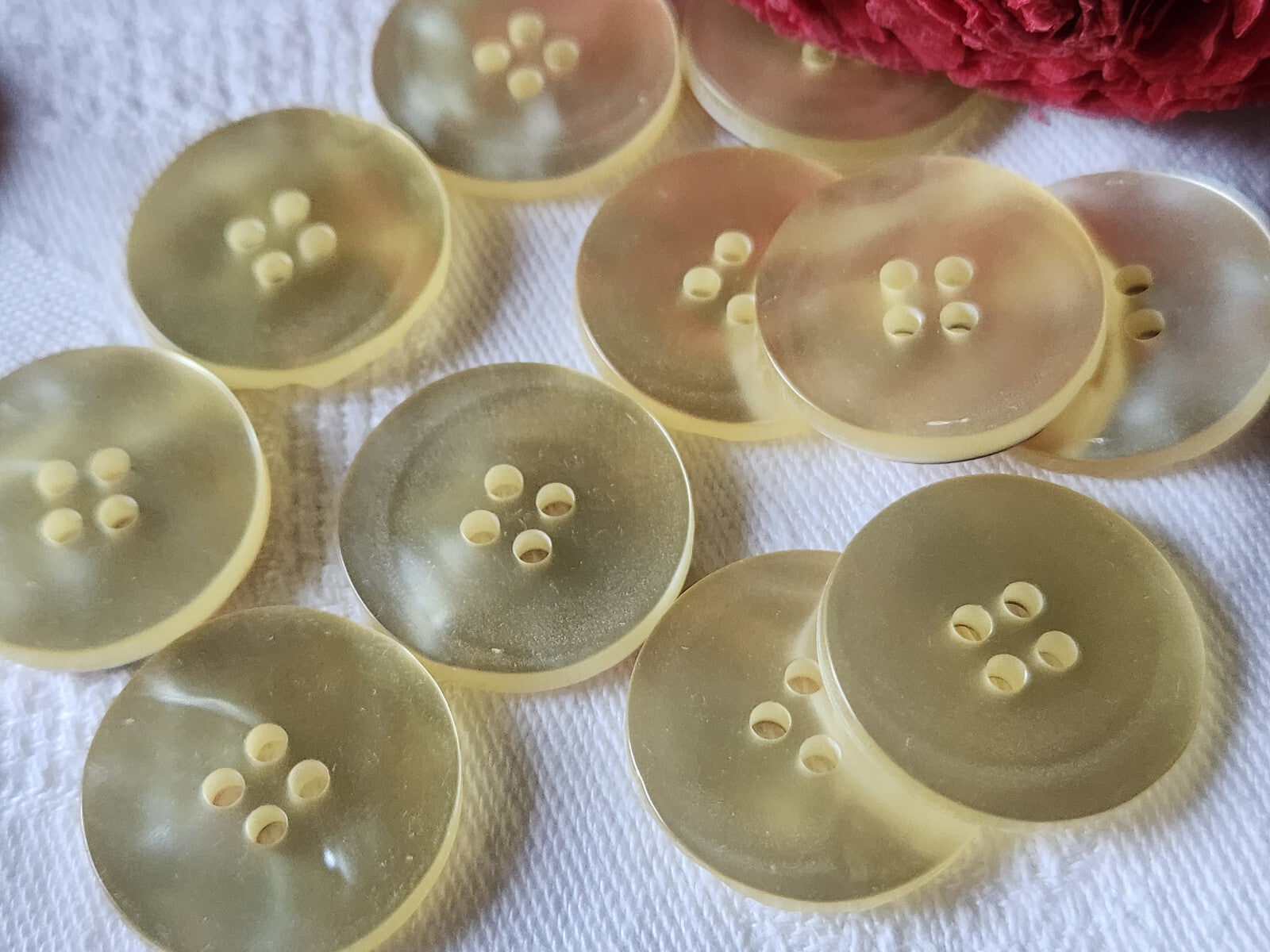 Lot 10 boutons vintage beige imitation nacre 2,2 cm ref 2315