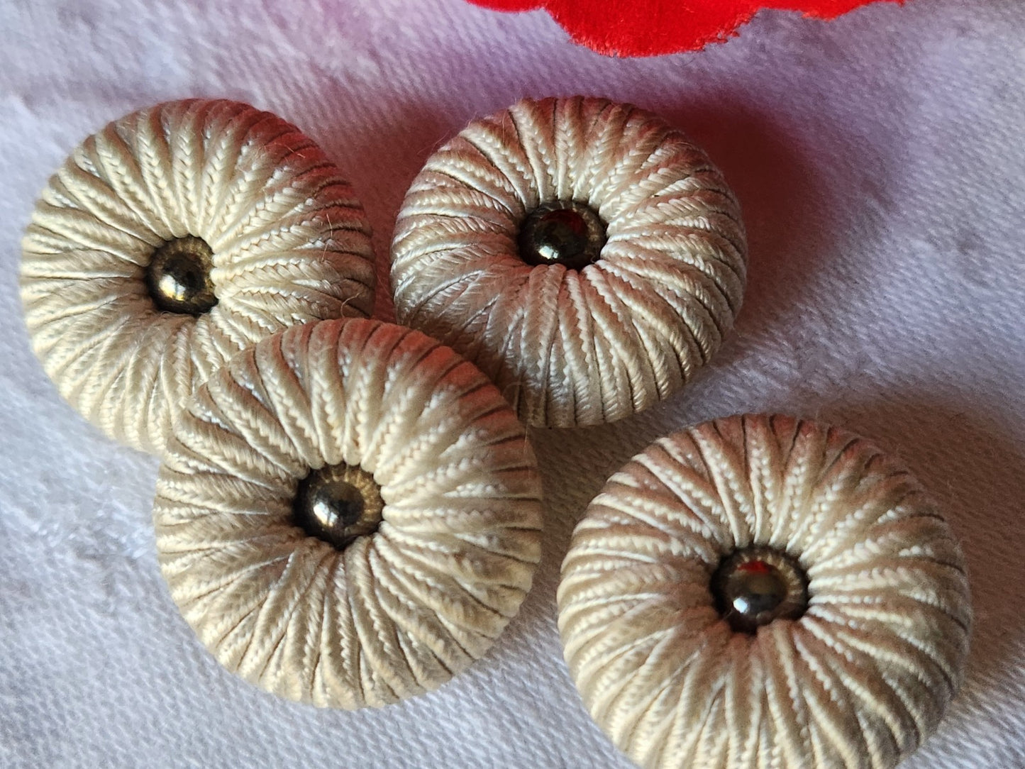 lot 4 boutons anciens vintage passementerie créme pied 2,3 cm ref 4919