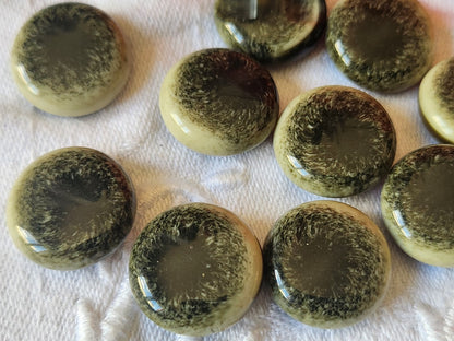 Lot 10  boutons vintage vert/noir creme pied bombé 1,6 cm ref 2488