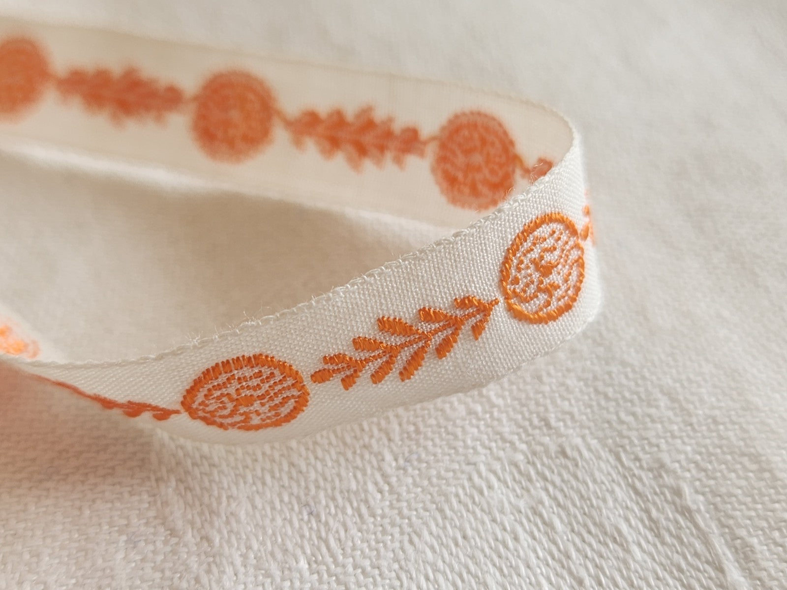 Galon ancien motif orange 2 m 50 sur 1 cm T8