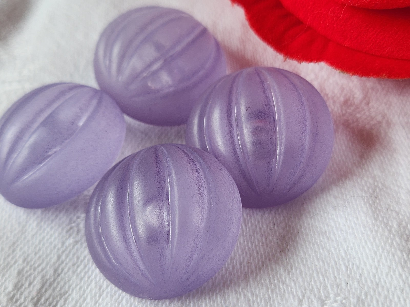 Lot 4 gros boutons vintage violet bord mat bombé pied 2,3 cm ref 3556