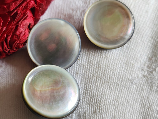 Trio boutons anciens en nacre vintage à  pied  2,2 cm D14I