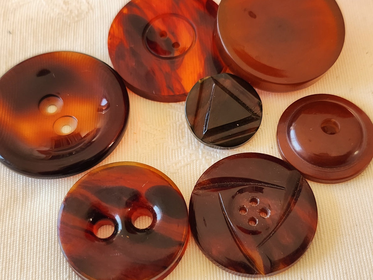 Lot 7 boutons anciens ambrés ambrolite ecaille 1,7 à 3,3 cm ref 6624