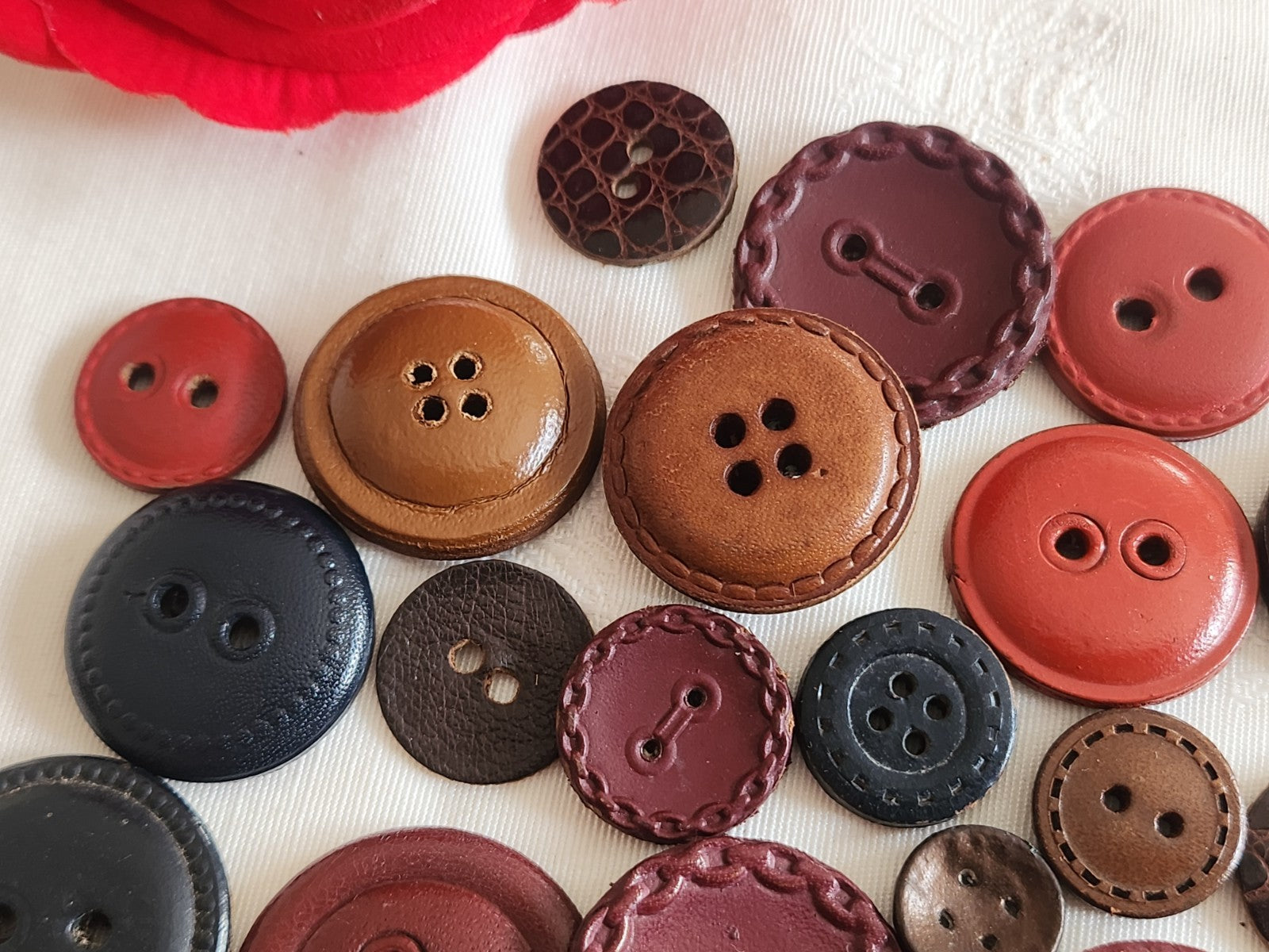 Gros lot de boutons anciens en cuir à trous panaché 1,4 à 3 cm ref 6349