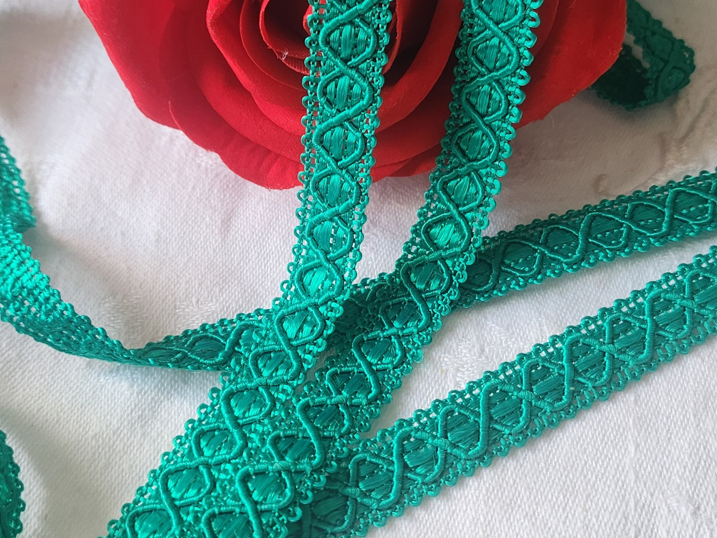 Galon vintage vert satiné 3 métres sur 1,3 cm A3