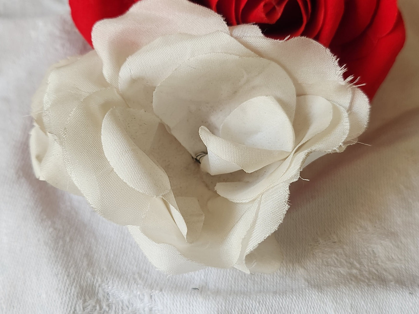 Fleur ancienne  sur broche blanche modiste chapeau  8,5 cm T0-11