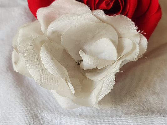 Fleur ancienne  sur broche blanche modiste chapeau  8,5 cm T0-11