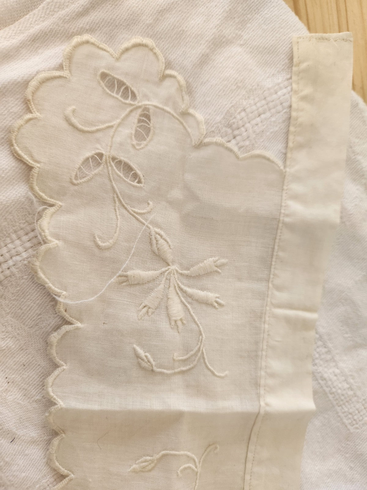 Dentelle ancienne fait  jolie large 1 mètre 50  sur 3,9 cm T1-20