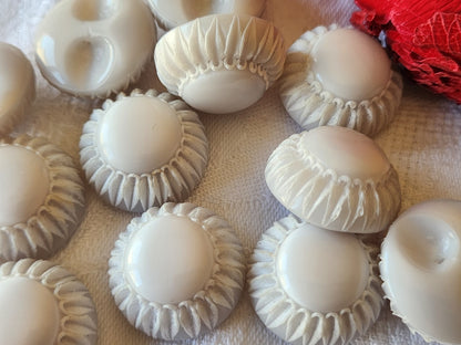 Lot 6 superbes boutons vintage à pied blanc bord texturé 2,3 cm pied ref 5005