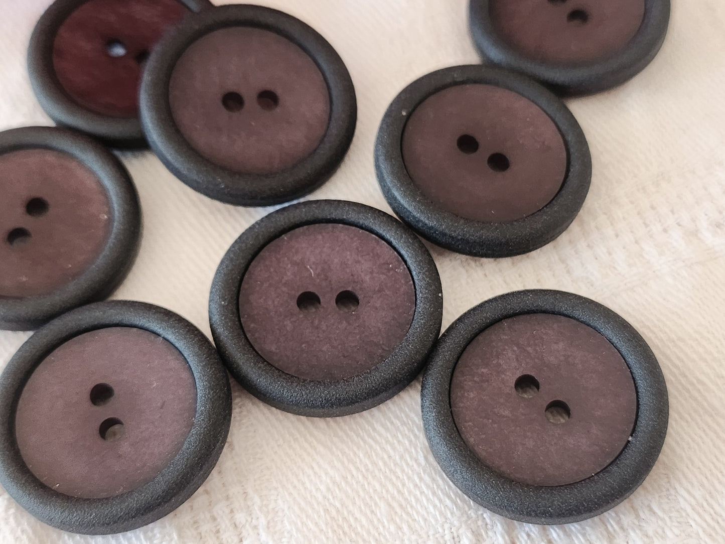 Lot 8  boutons vintage violet deux tons à trous ref 3875