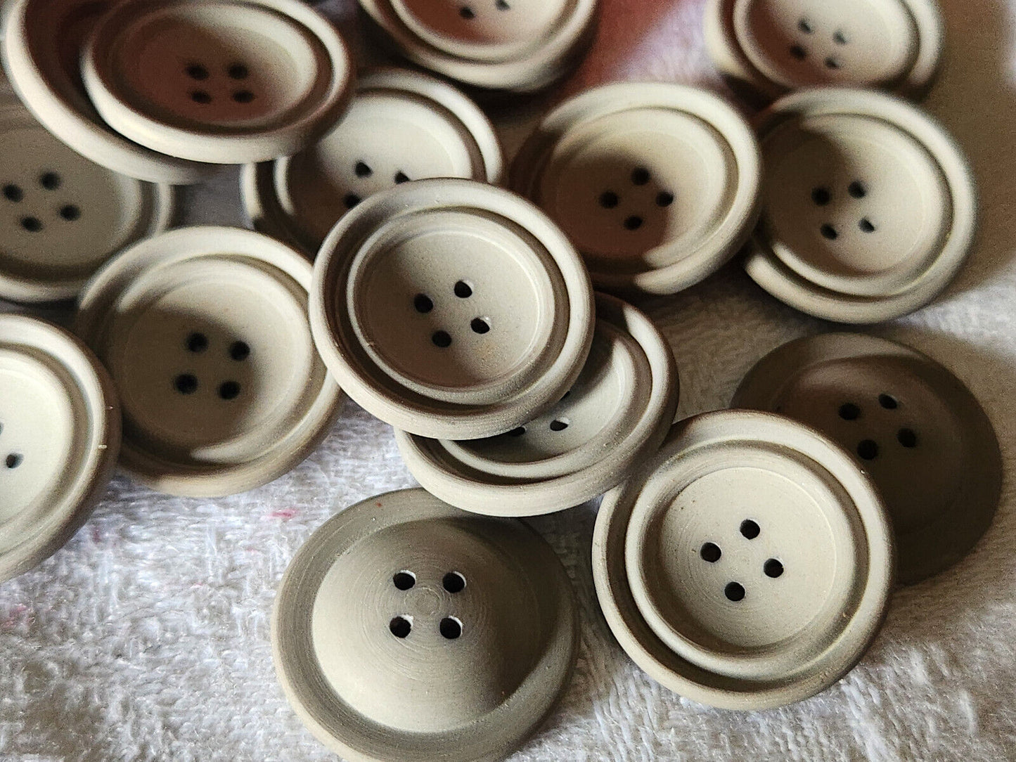 Lot 18 boutons vintage gris incurvé trous 1,8 cm ref 5071