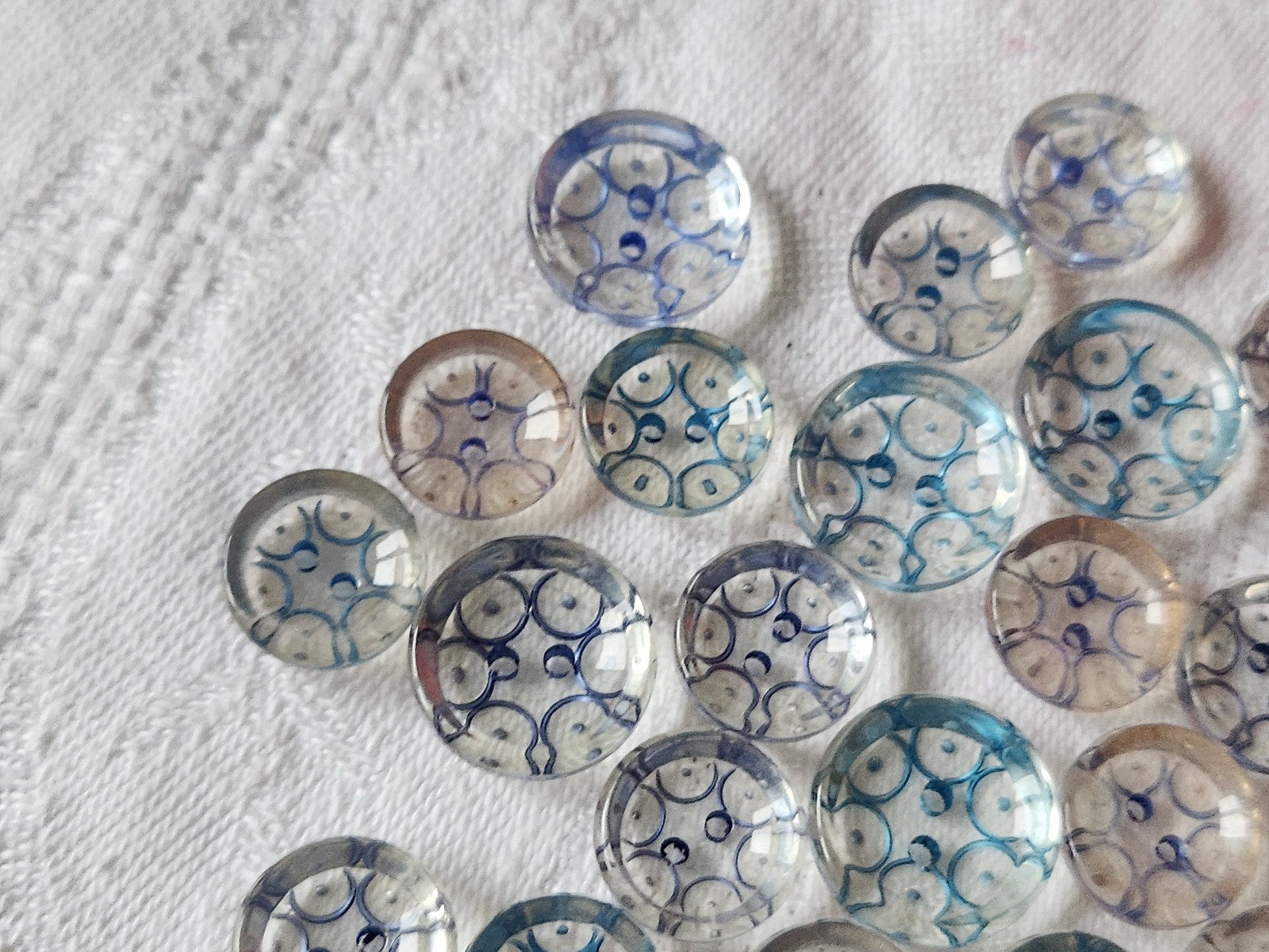 Lot 32 boutons anciens lucite tons bleu motif panaché 1,2 à 1,5 cm ref 2353