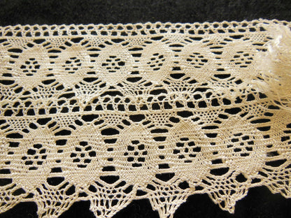 Duo dentelles anciennes crochet rehaussé de fil lumineux T1-9