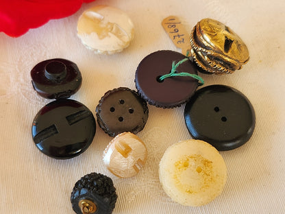 Lot 10 boutons vintage resine  panaché  1,4 à 2,5 cm ref 6686