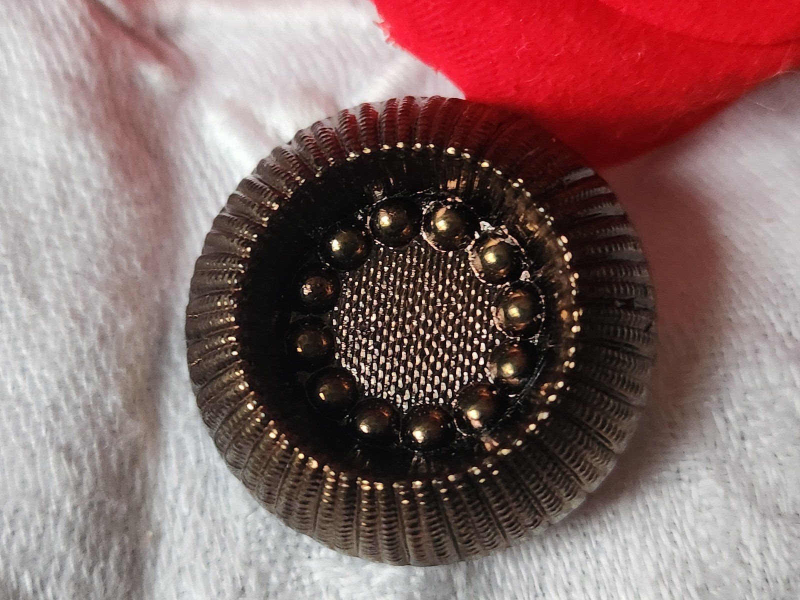 Gros bouton ancien  en verre marron relief 2,5 cm D17I