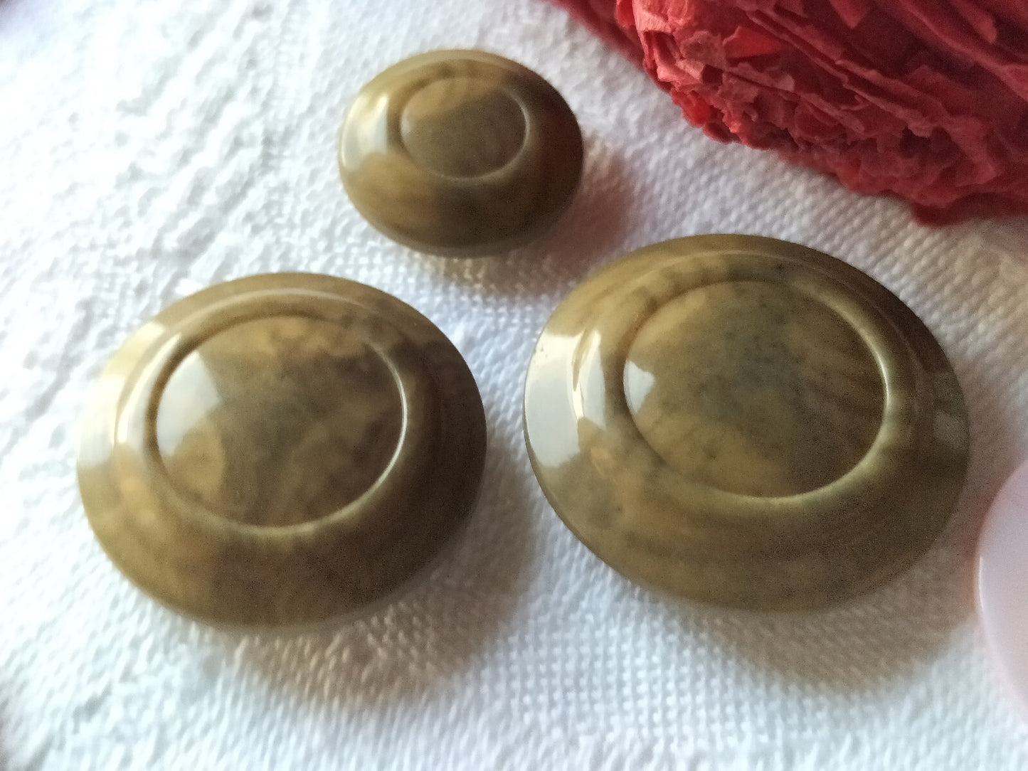 Trio  boutons anciens en corozo travaillé pied 1,5 à 2,5 cm G4B