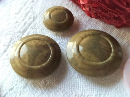 Trio  boutons anciens en corozo travaillé pied 1,5 à 2,5 cm G4B
