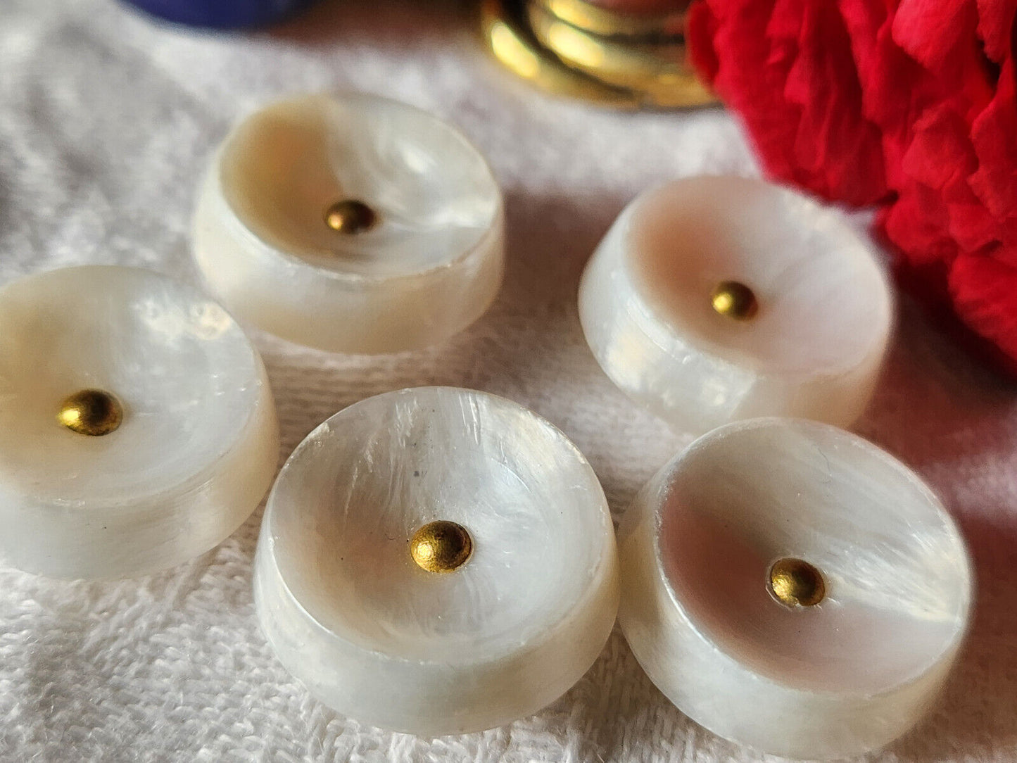 Lot 5 boutons ancien blanc laiteux pointe pied 1,8 cm ref 1632