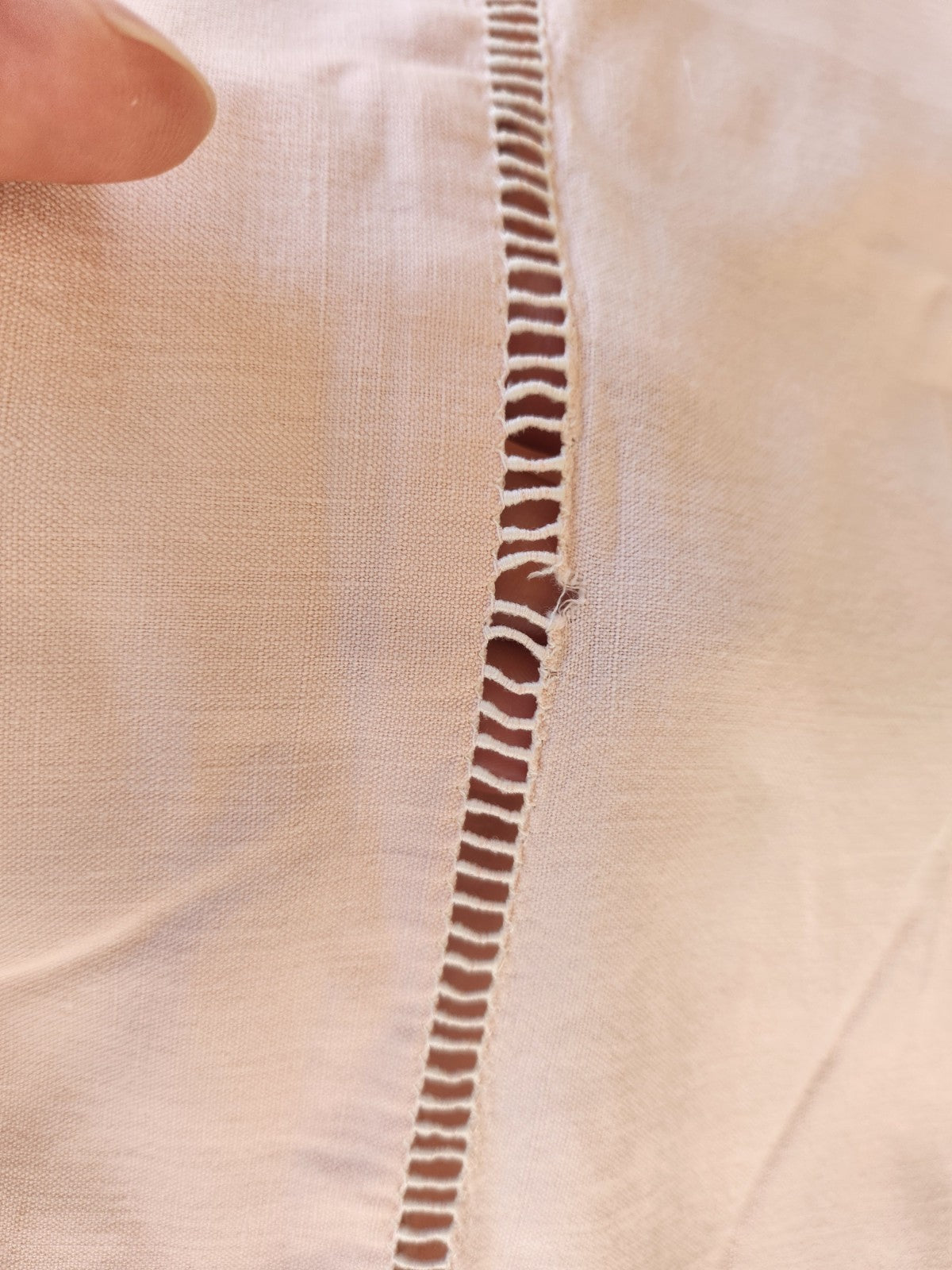 Monogramme ancien HK retour de drap rose brodée jour B7