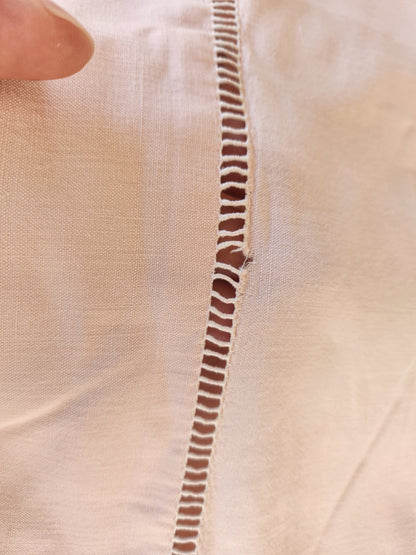 Monogramme ancien HK retour de drap rose brodée jour B7