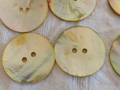 Lot 6 énormes boutons vintage en nacre jaune trous 3,4 cm ou 34 mm ref 6494