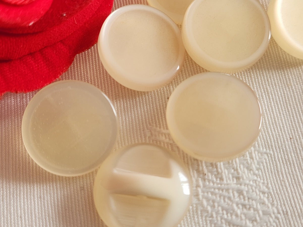 Lot 9  boutons vintage  crème blanc nacré pied 1,8 cm ou 18 mm ref 6308