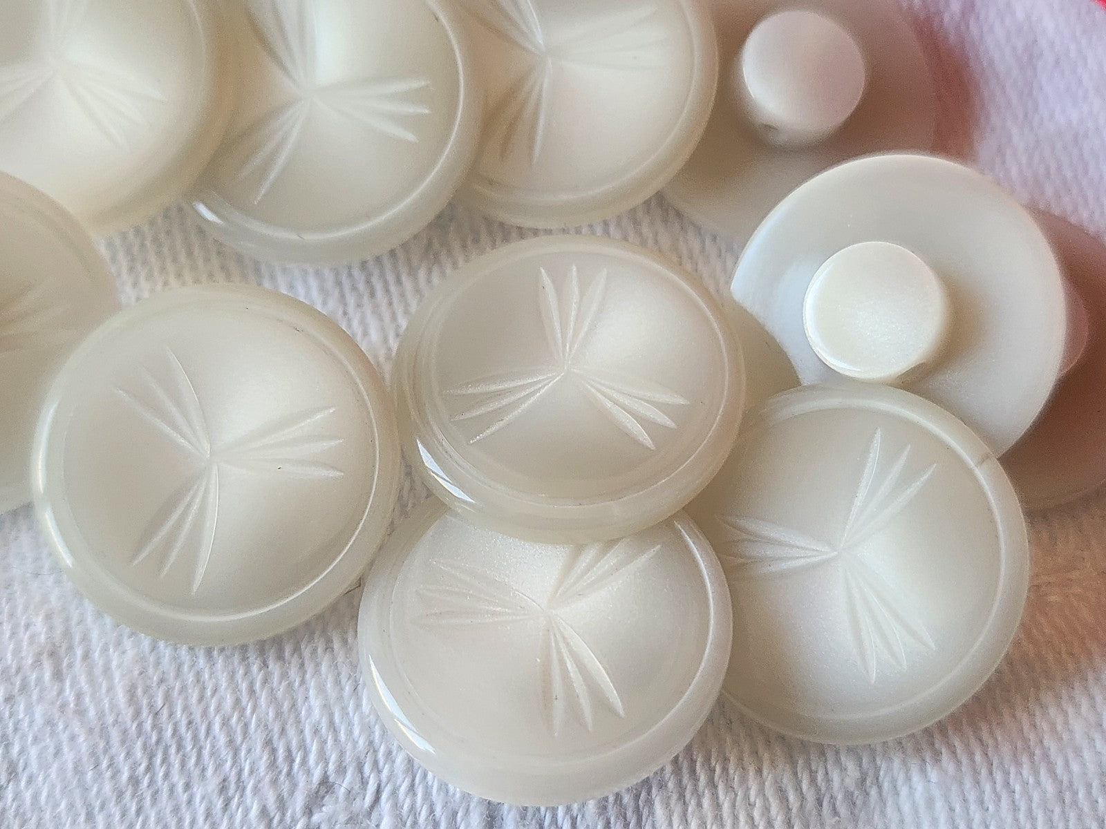 Lot 10 boutons vintage gris motif pied transparent 1,8 cm ref 586