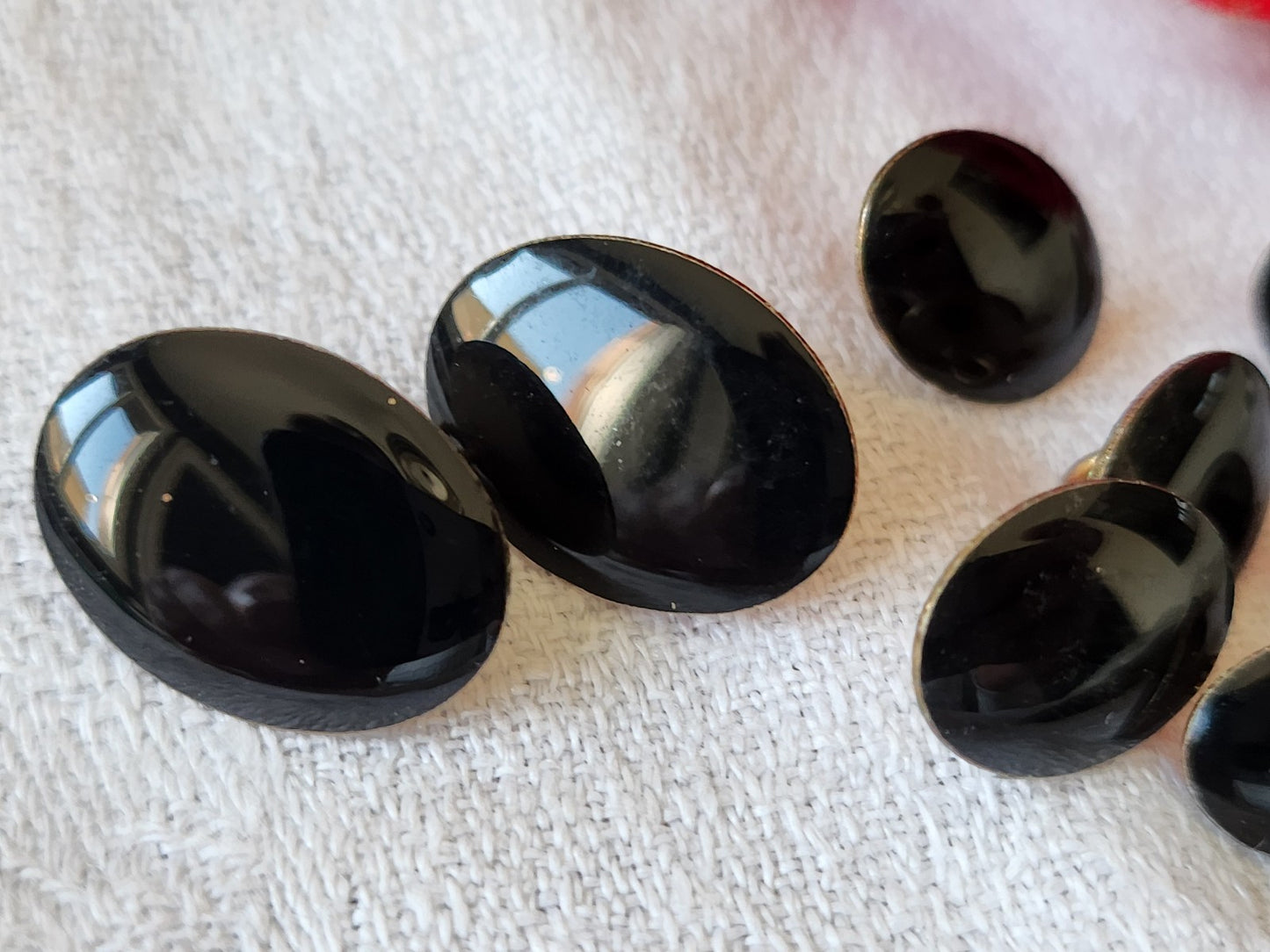 Lot 8 boutons vintage métal noir panaché 0,9 sur 1,2 à 1,2 sur 1,8 cm ref 6008