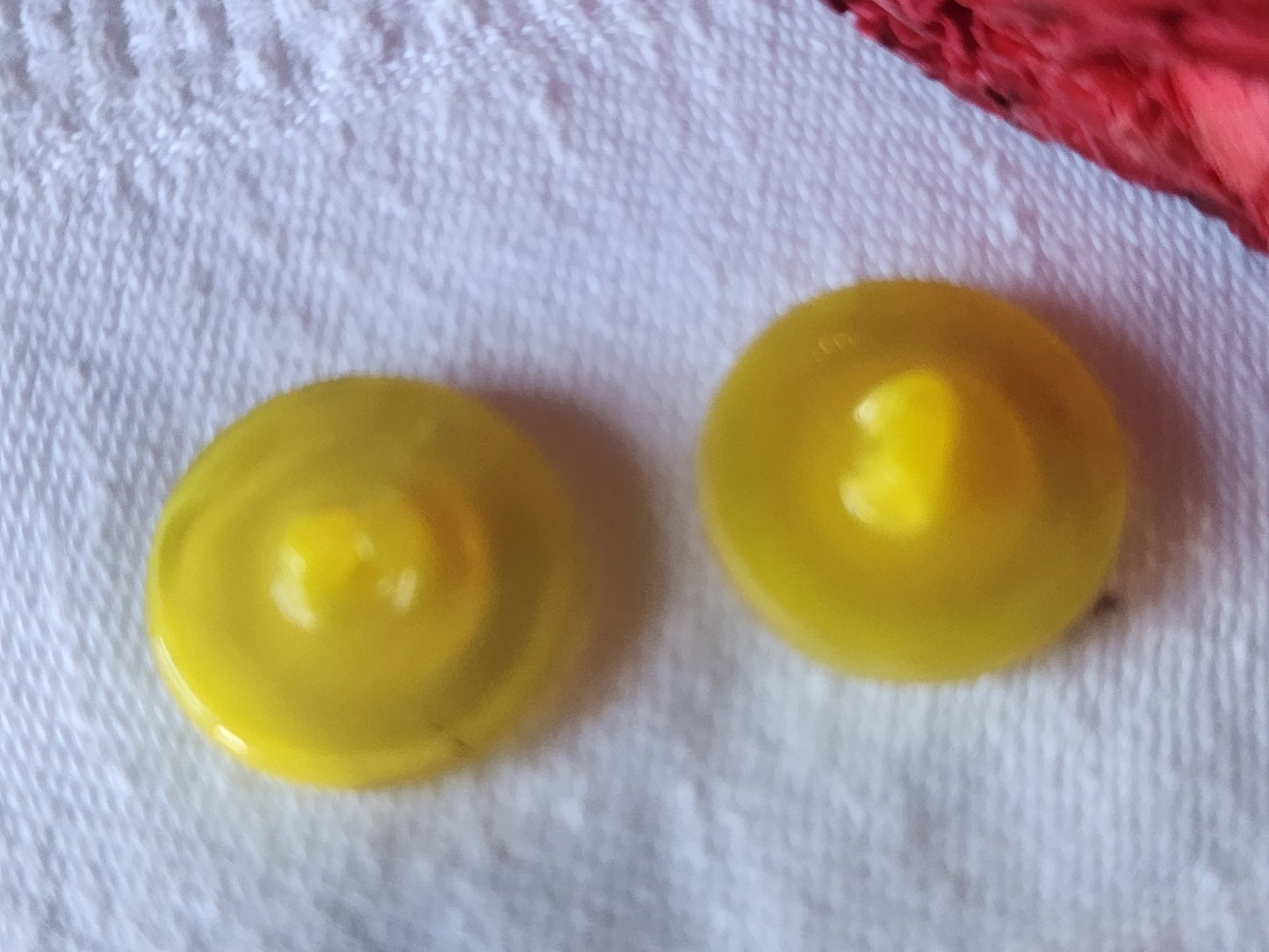 Duo boutons vintage en verre  jaune doré laiteux 1,7 cm D11N