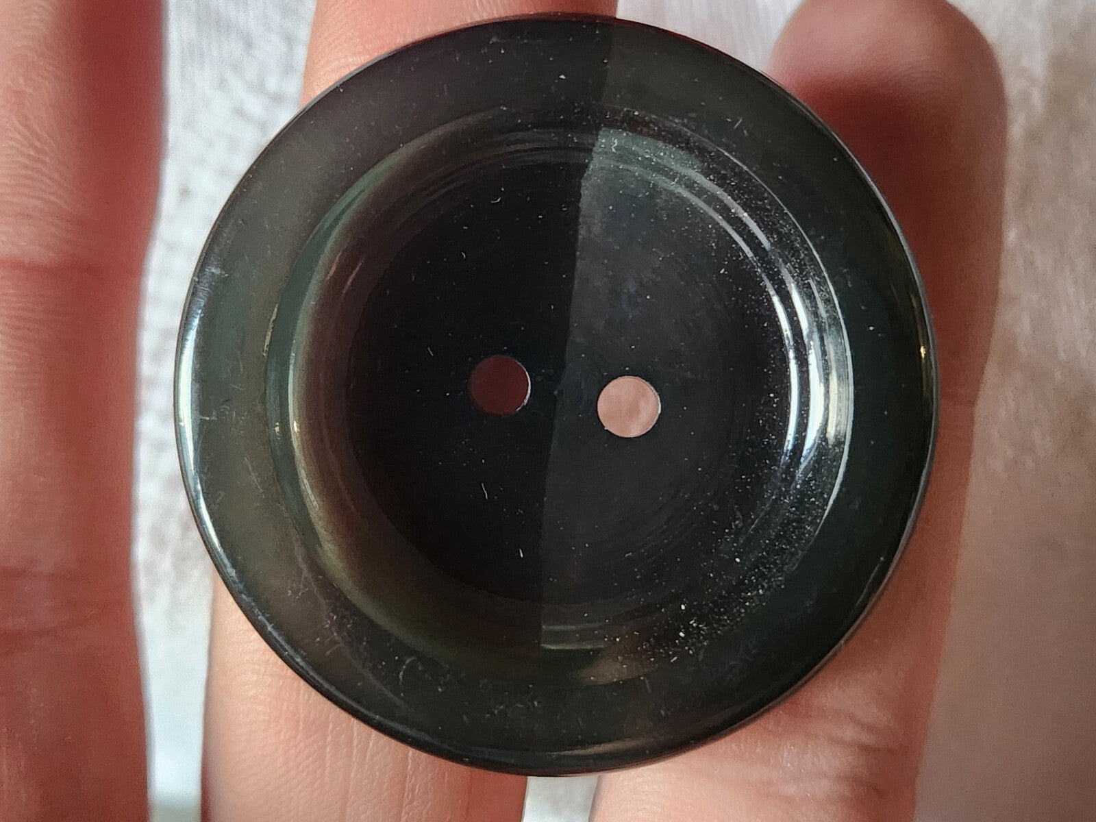 Enorme bouton vinntage vert transparent trous 4,3 cm ref 1623