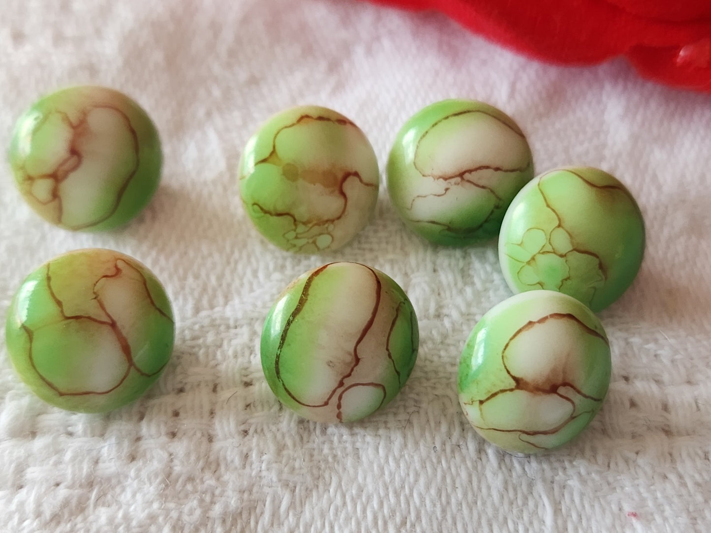 Lot 7 petits boutons vintage en verre marbré vert 1 cm pied ancien ref 6444