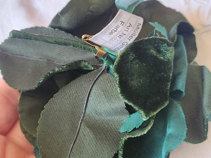 Grosse fleur ancienne vert  montée sur broche velours 11,5 cm  T0-17