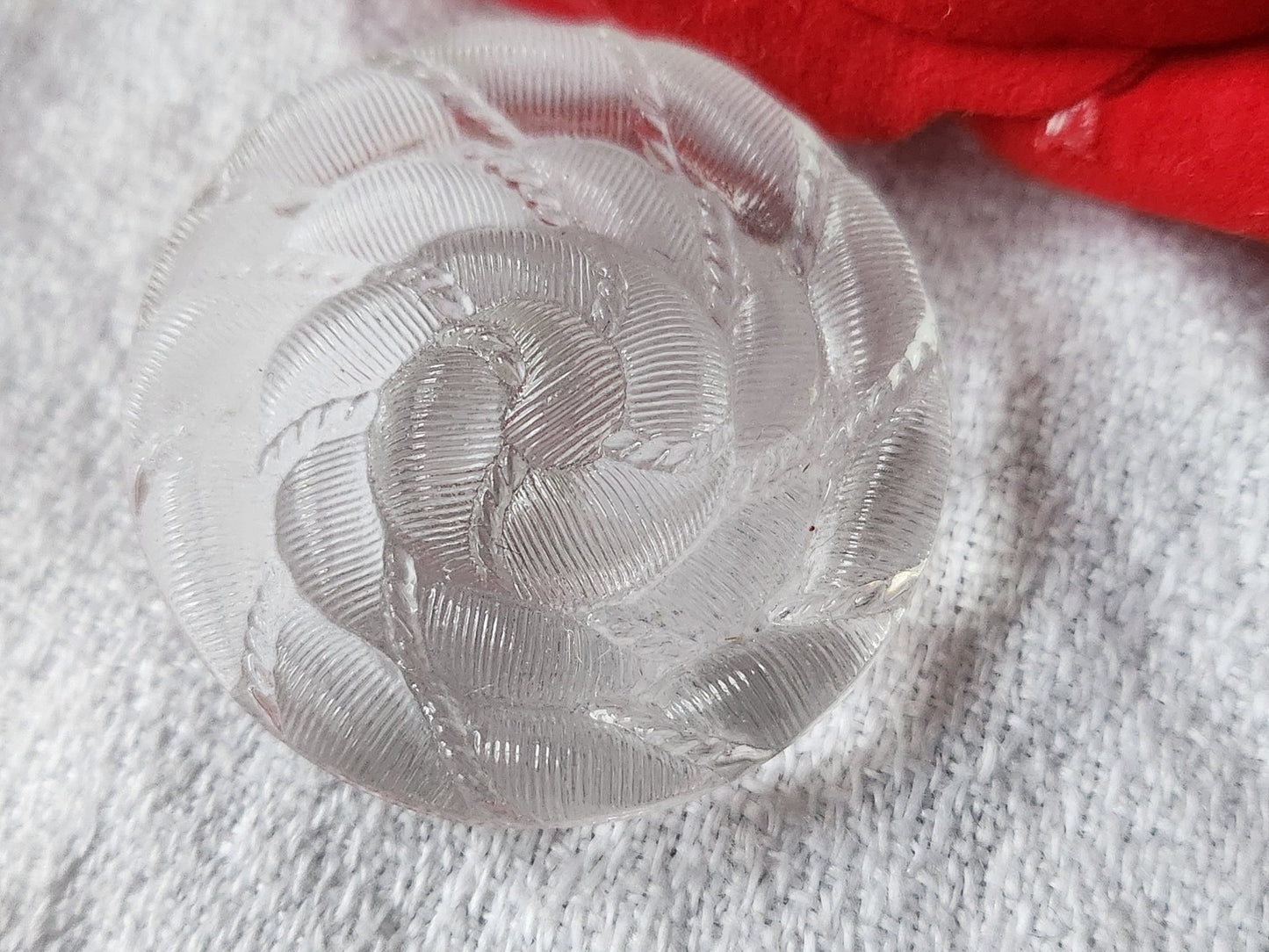Gros bouton ancien  en verre spirale transparente relief 3,1  cm D17B