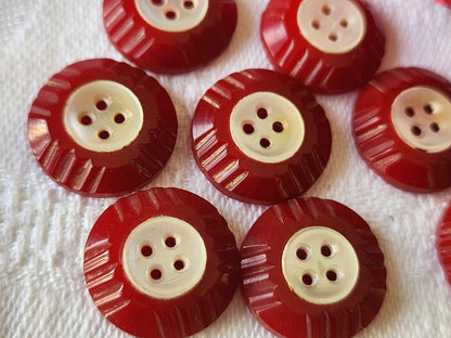 Lot 8 boutons anciens  collection art deco nacre rouge 1,5 cm ref 5458