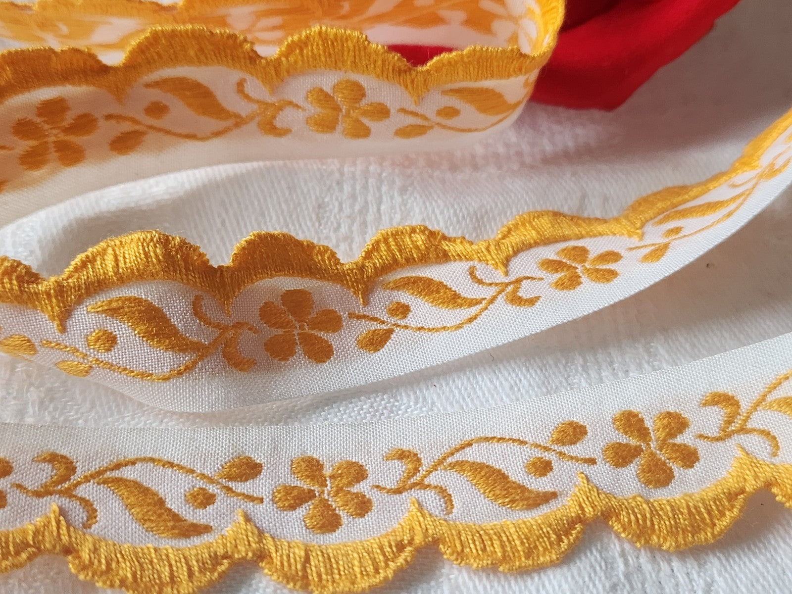 Galon vintage  festonbordure jaune fleur 3 métres sur 2 cm A2