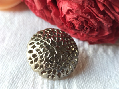 Bouton anciens en métal ajouré 2,1 cm dentelle argenté  vintage G4B