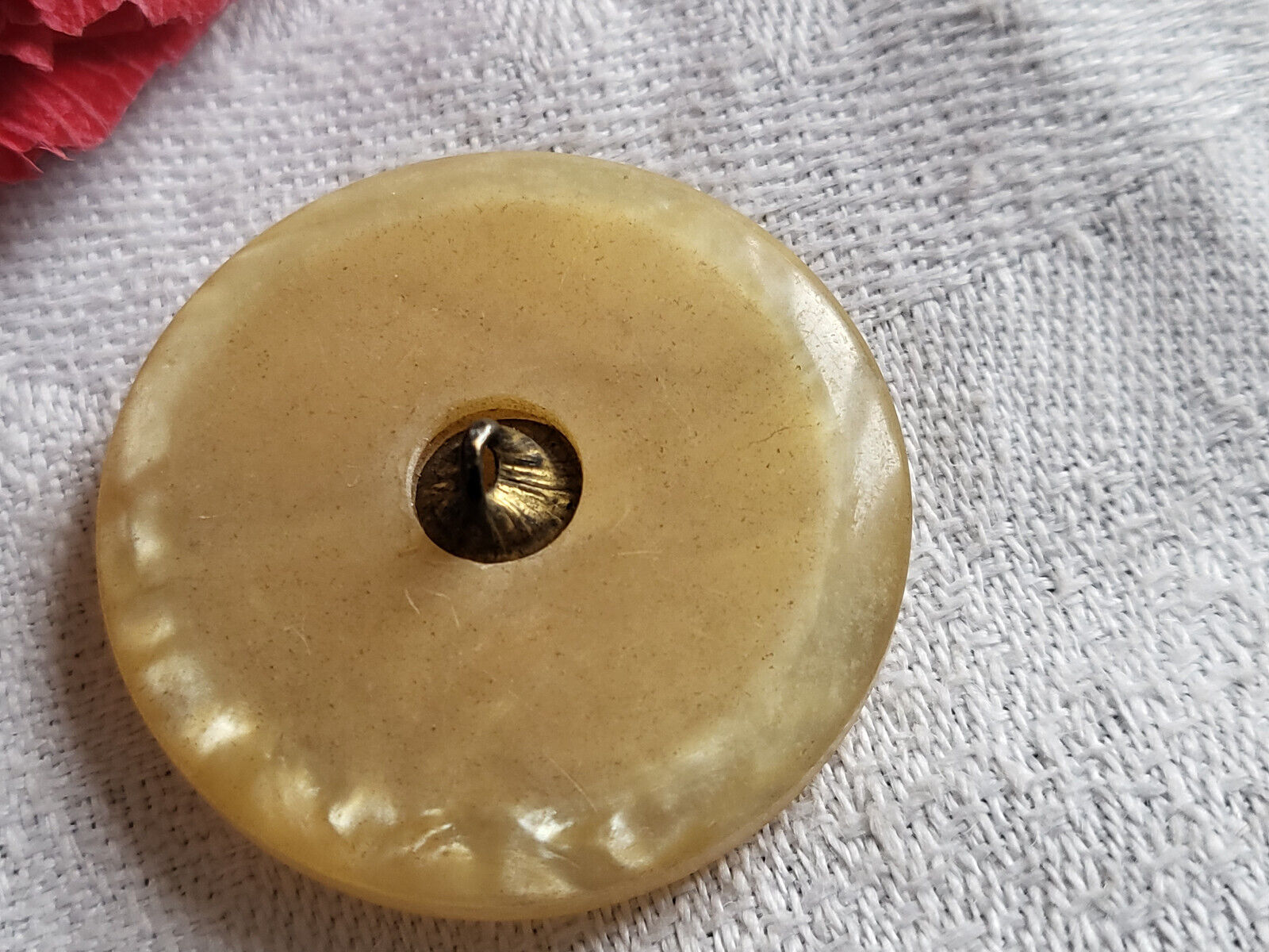 Gros bouton ancien crème nacré jaune épais pied laiton 3,3 cm ref 2783